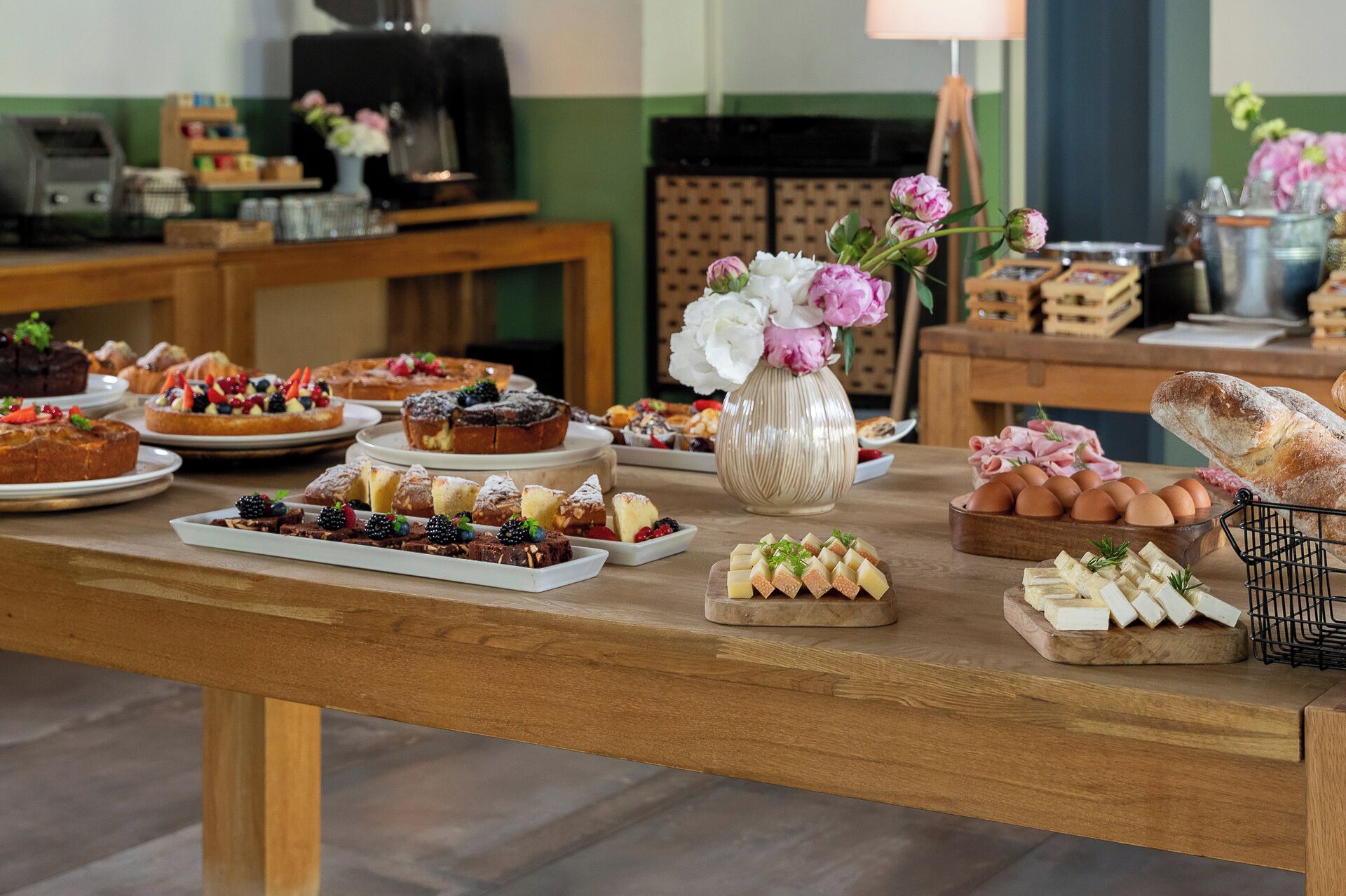 Ein reichhaltiges Buffet mit verschiedenen Speisen, darunter Gebäck, Käse und Fleischwaren.