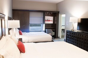 Ropa de cama hipoalergénica, escritorio y tabla de planchar con plancha 