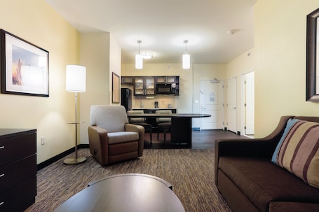 Escritorio, cortinas opacas, tabla de planchar con plancha. Candlewood Suites Lenexa - Overland Park Area by IHG