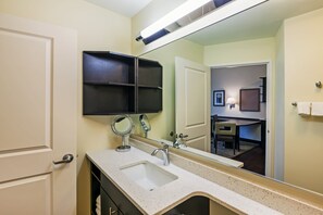 Combined shower/tub, eco-friendly toiletries, hair dryer, towels - Candlewood Suites Lenexa - Overland Park Area by IHG (Lenexa)