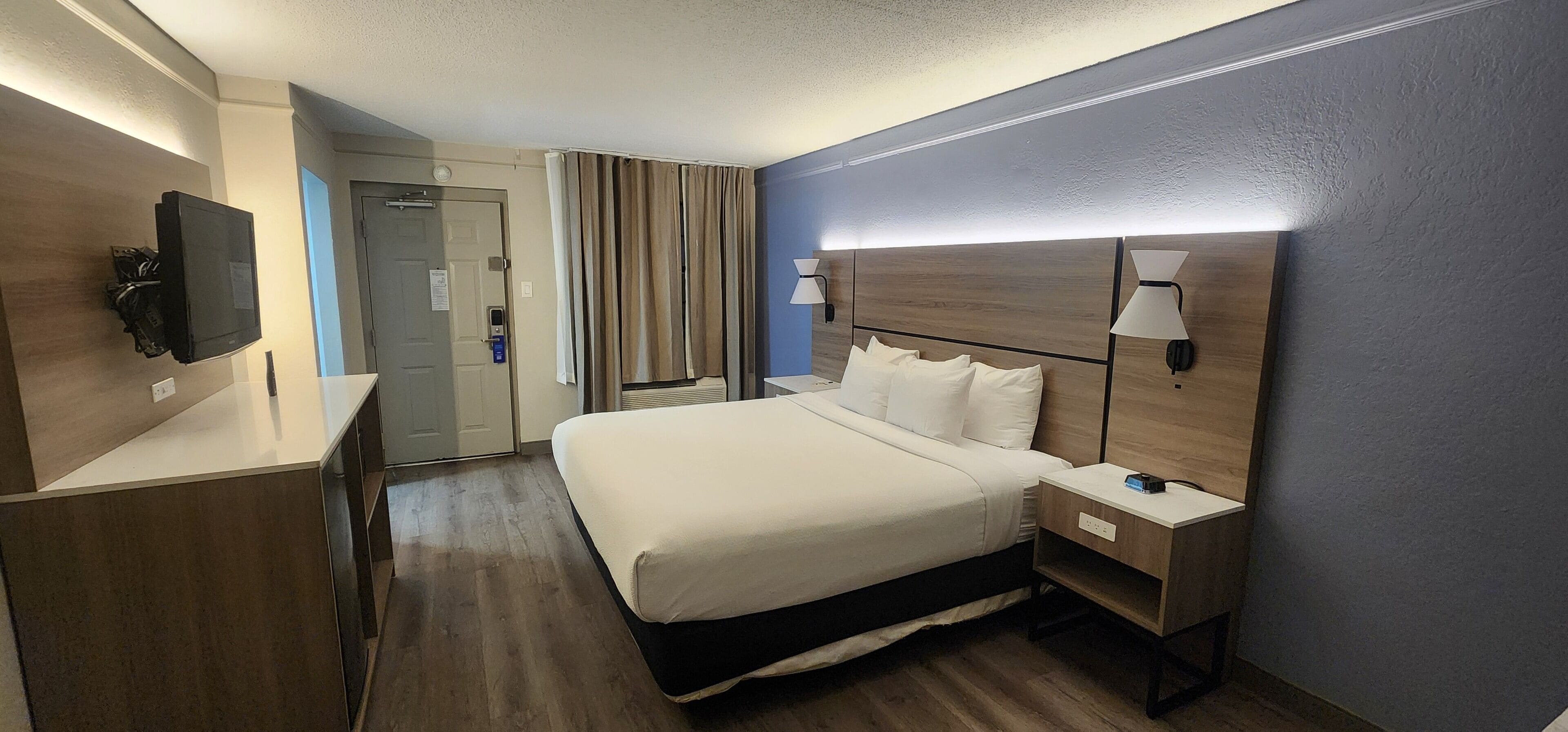 Premium bedding, desk, iron/ironing board, free cots/infant beds