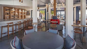 2 restaurantes; se sirven desayunos, comidas, cenas y brunch