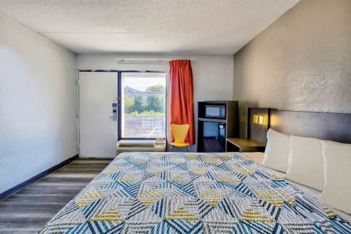 WiFi (free), bed sheets