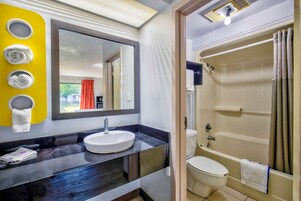 Combined shower/tub, eco-friendly toiletries, towels
