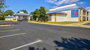 A 6 Welcome hotel with a parking lot and a covered parking area. - Motel 6 Ashland, VA (Ashland)