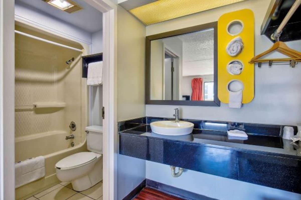Une salle de bain avec une baignoire, des toilettes et un lavabo.