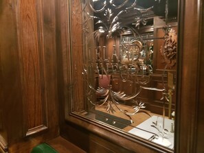 供应早餐、午餐和晚餐，地方菜