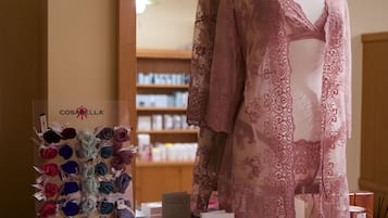 Couples treatment room(s), sauna, hot tub, steam room, body treatments