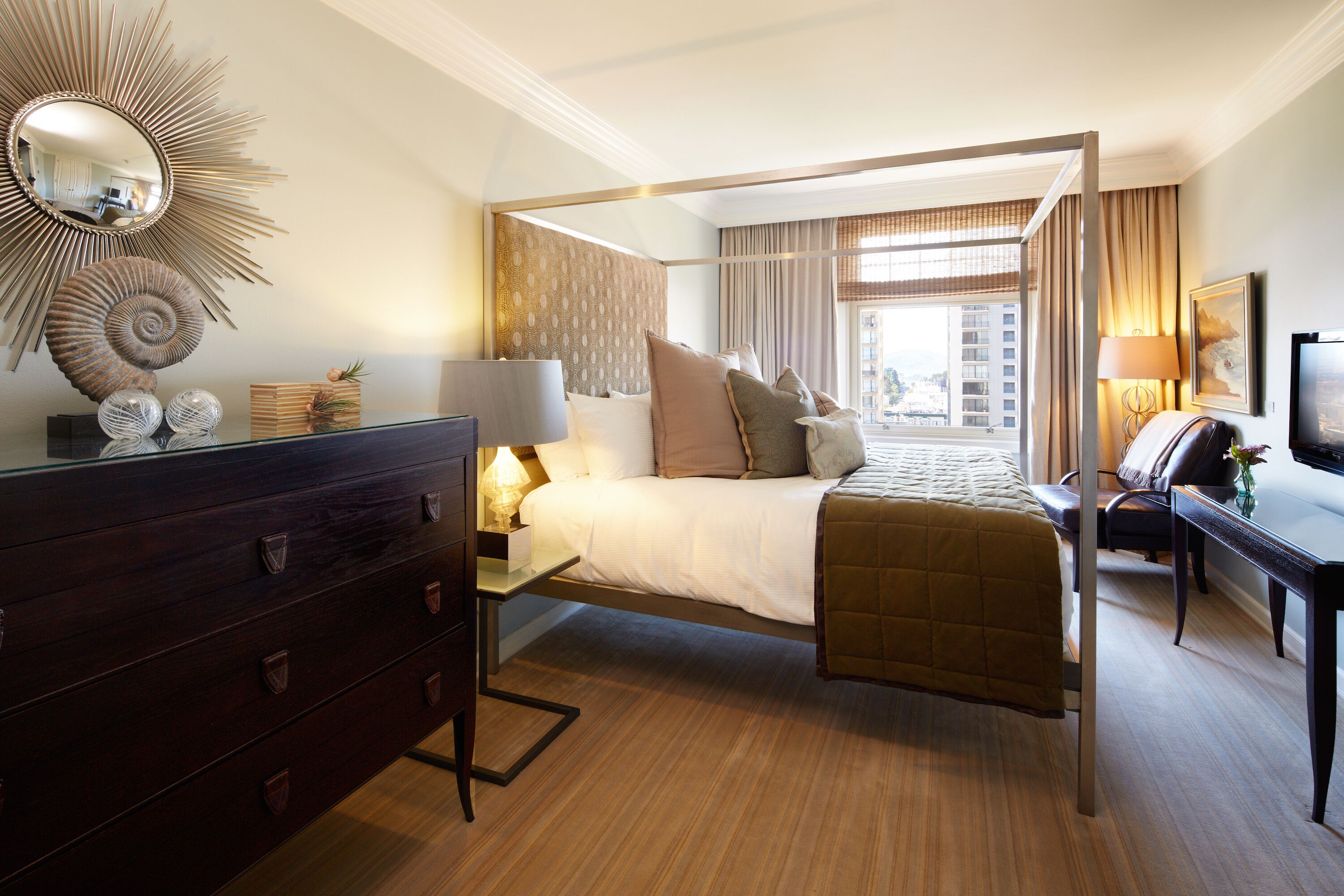 suite, 1 king bed (mulholland) | 1 bedroom, premium bedding, in-room safe, desk