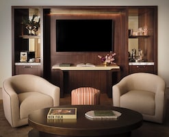 Una televisión, una estación de conexión para iPod, películas de pago