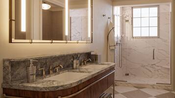 Ensemble baignoire-douche, articles de toilette écologiques