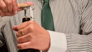 Phục vụ bữa sáng, bữa trưa, bữa tối, đặc sản địa phương