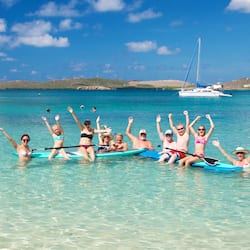En la playa, playa de arena blanca, camastros y sombrillas