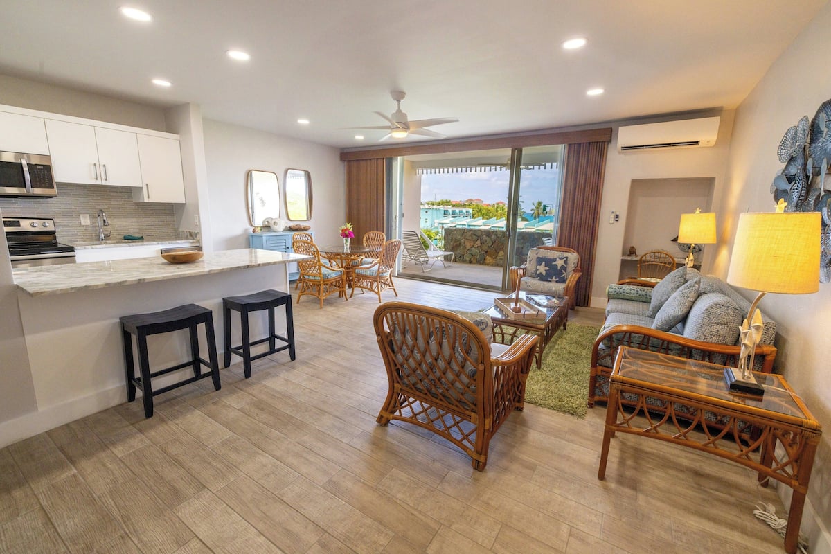 Condo, 2 phòng ngủ (Hillside) | Khu phòng khách | TV màn hình phẳng, đầu đĩa DVD, iPod dock