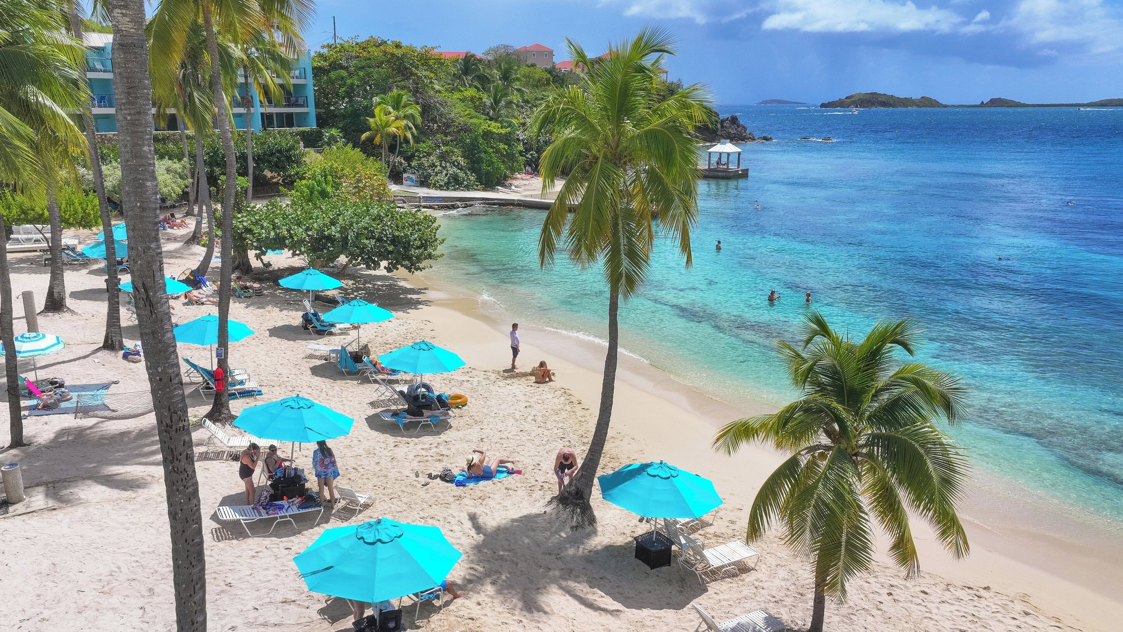 해변에 위치, 백사장, 일광욕 의자, 비치 파라솔