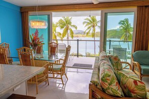 公寓式客房, 2 间卧室, 海滨 | 起居区 | 平板电视、DVD 播放器、iPod 基座