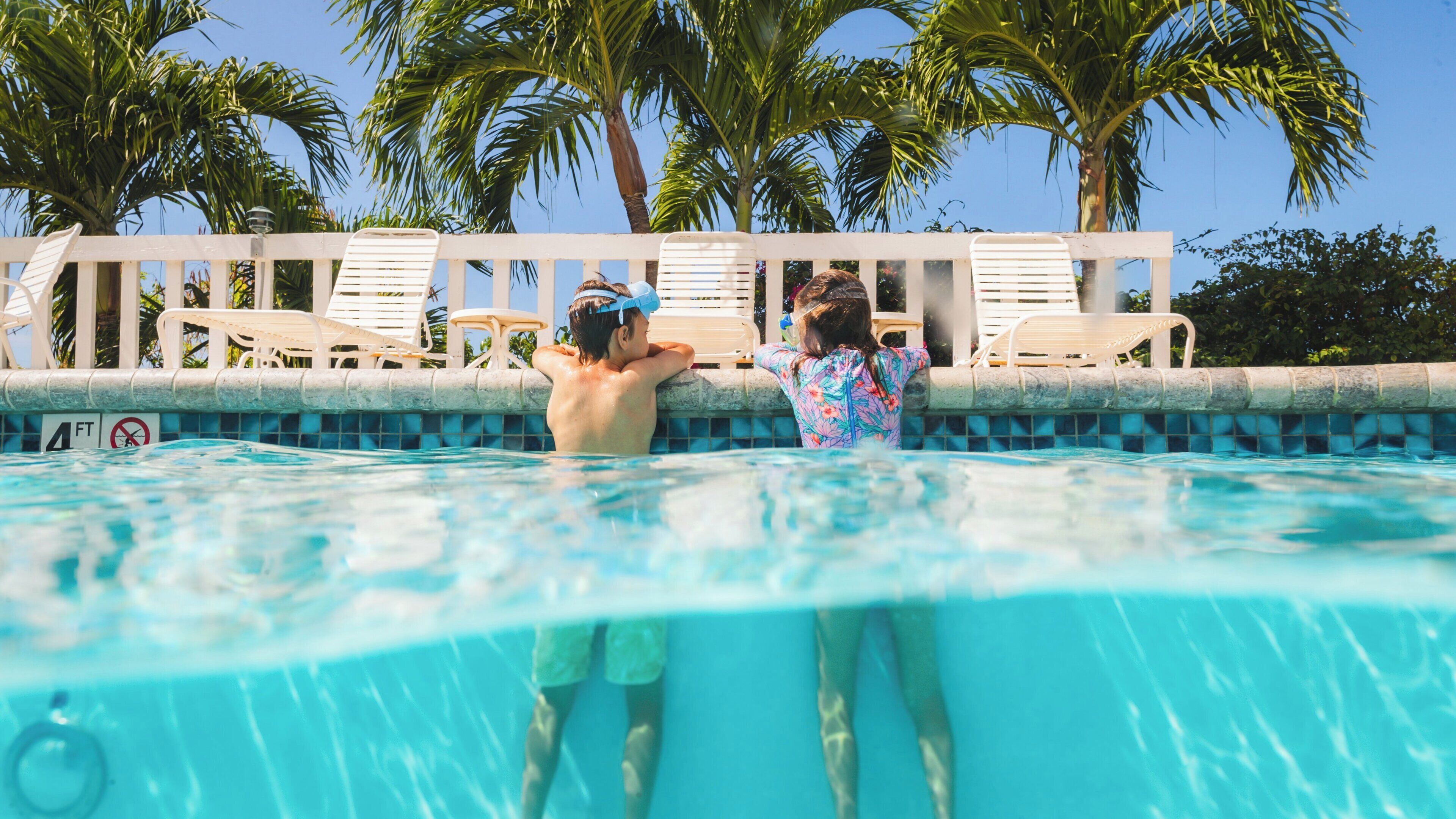 Piscine extérieure, parasols de plage