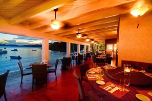 2 restaurants, breakfast served