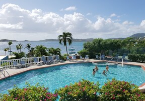 Una piscina al aire libre, sombrillas