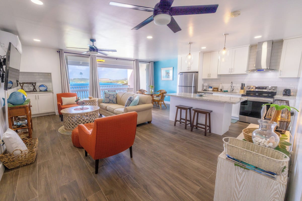 Condo, 1 phòng ngủ (Hillside) | Khu phòng khách | TV màn hình phẳng, đầu đĩa DVD, iPod dock