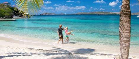 På stranden, vit sandstrand, solstolar och parasoller