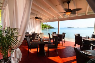 2 restaurantes; se sirve desayuno, almuerzo y cena