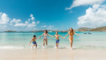 Ubicación a pie de playa, arena blanca, tumbonas y sombrillas