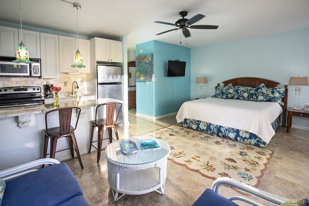 Studio Suite, 1 King Bed (Hillside)
