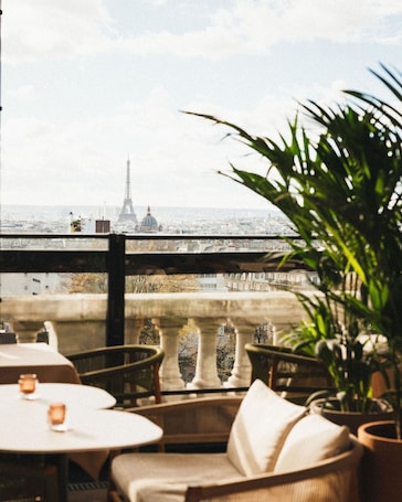 Outdoor dining. Terrass'' Hotel