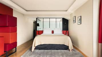 Un dormitorio con una cama, un aparador rojo y un espejo.
