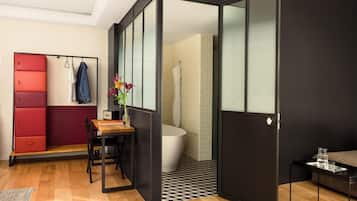 Junior Suite | Premium bedding, minibar, in-room safe, desk