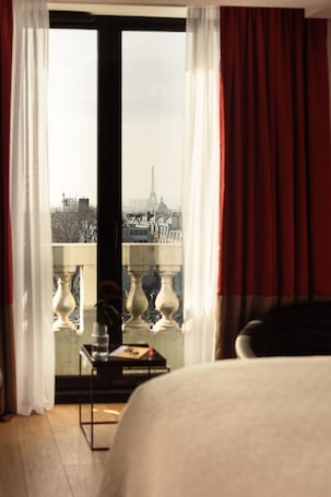 Junior Suite - Eiffel Tower view | Premium bedding, minibar, in-room safe, desk. Terrass'' Hotel