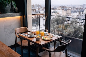 Daily continental breakfast (EUR 29 per person)