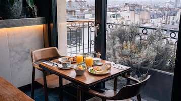 Petit déjeuner buffet (29 EUR par personne)