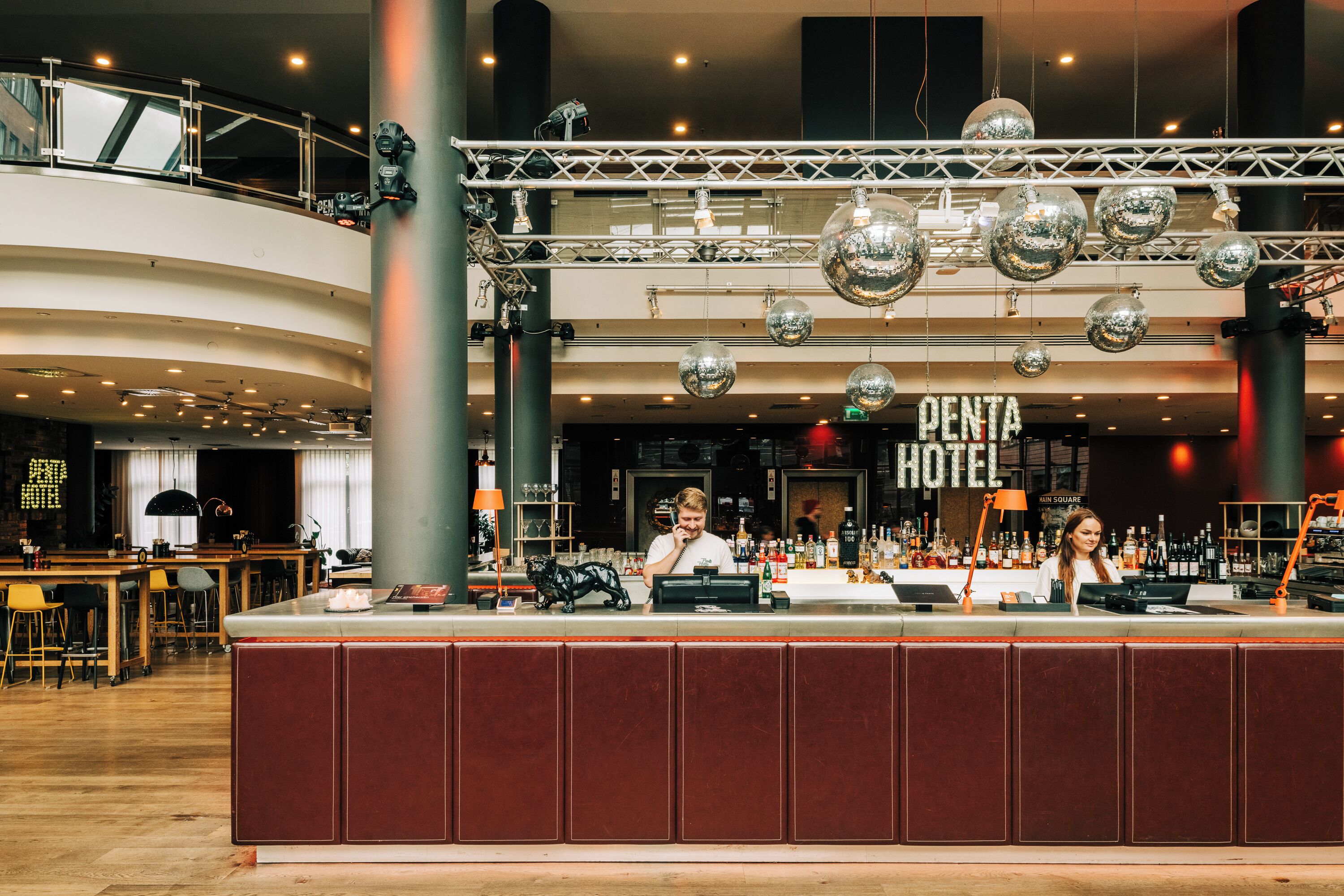 Serves lunch and dinner