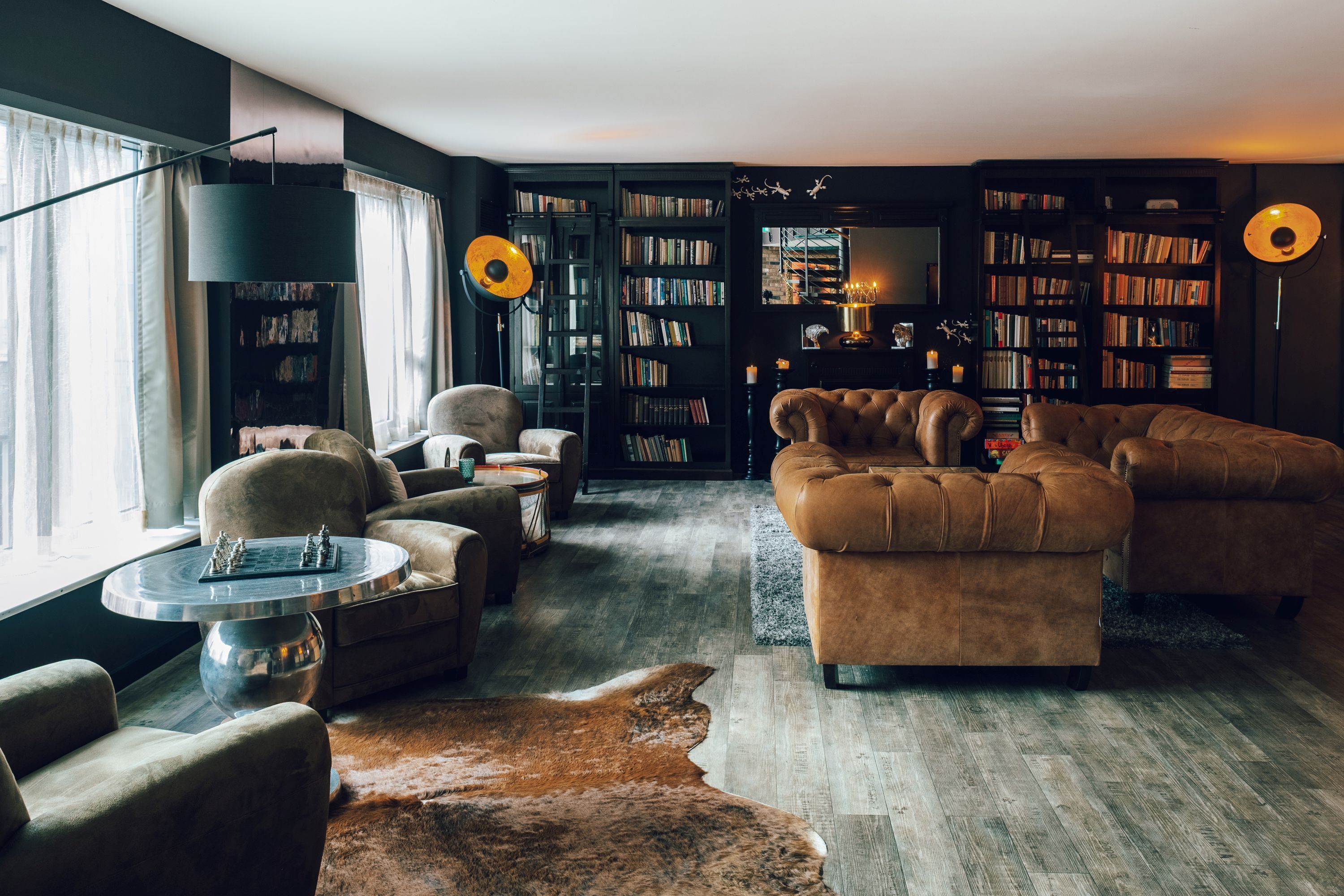 Phục vụ bữa trưa và bữa tối 