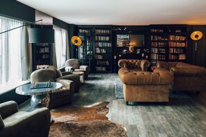 Melayani makan siang dan makan malam