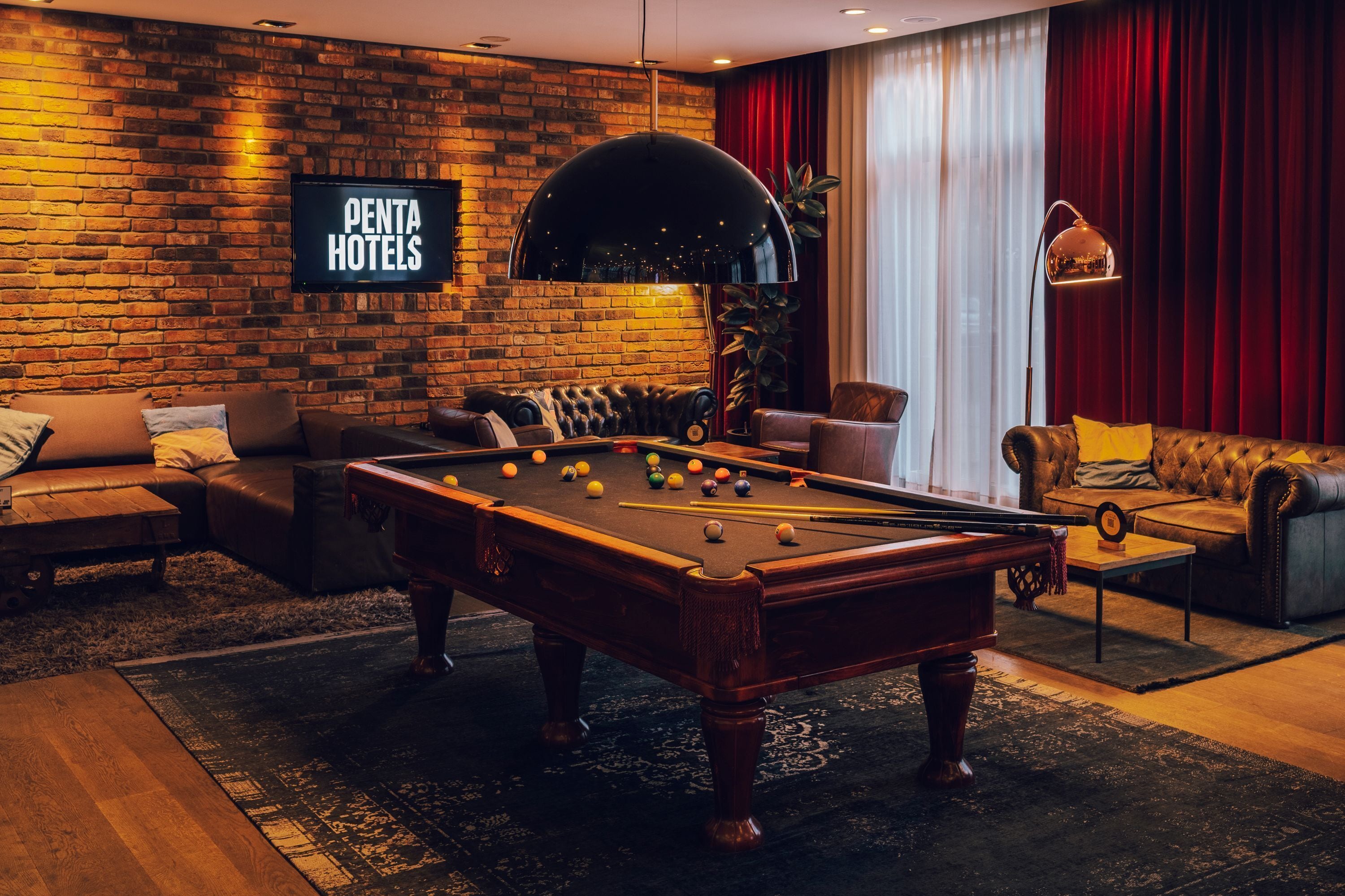 Serves lunch and dinner