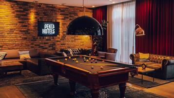 Serviert Mittagessen und Abendessen