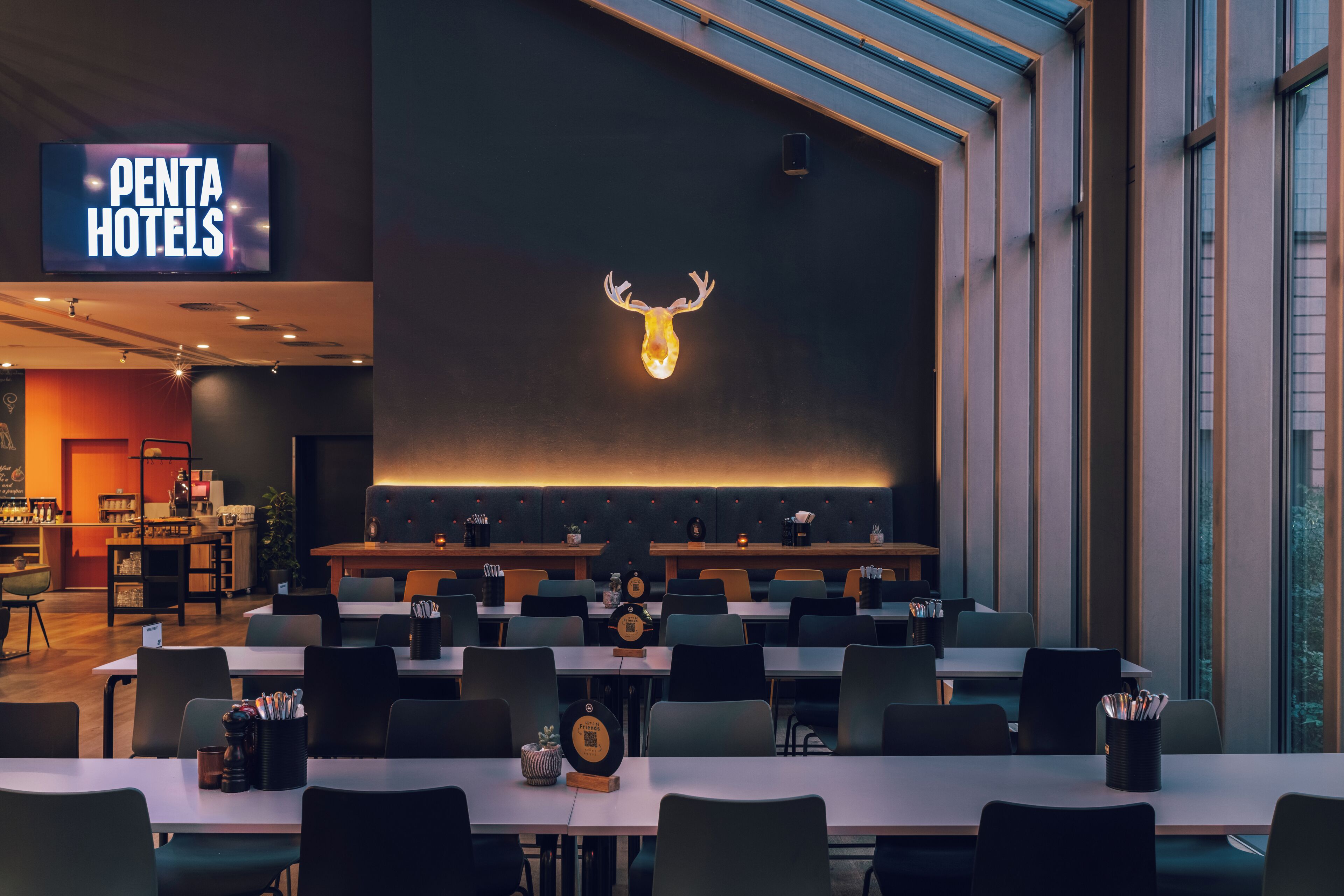 Phục vụ bữa sáng, bữa trưa, bữa tối, món ăn mang phong cách quốc tế 