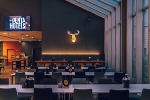 Melayani sarapan dan makan siang dengan sajian masakan internasional