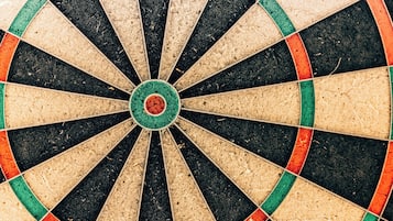 Eine Dartscheibe mit Zielscheibe in der Mitte und mehreren Wertungsringen.