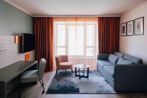 Comfort-huone | Allergiatestatut vuodevaatteet, tallelokero huoneessa, työpöytä