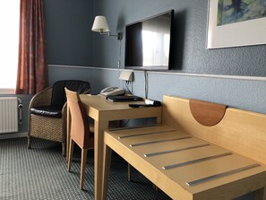 Economy Room, 1 Single Bed, Non Smoking | In-room business centre