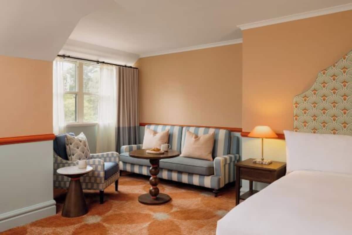 Sengetøy av topp kvalitet, safe på rommet og skrivebord