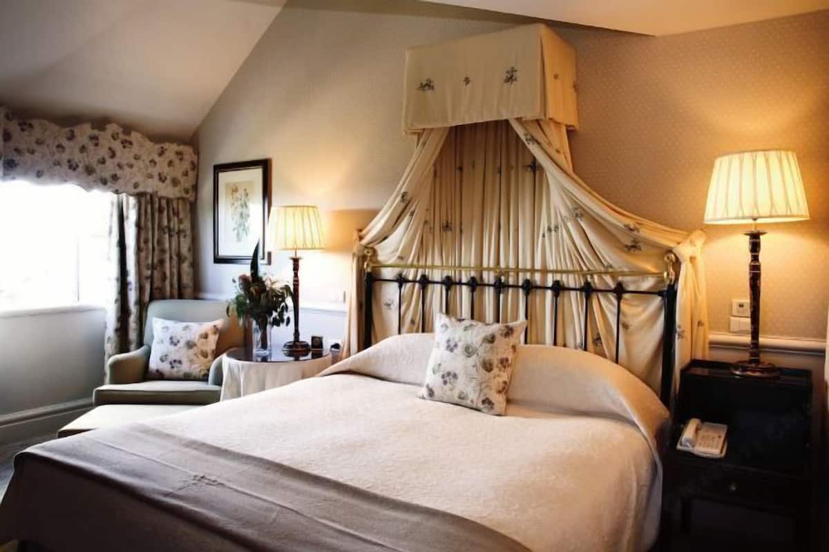 Premium bedding, in-room safe, desk, blackout curtains