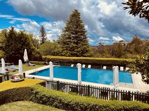 Piscine intérieure, piscine extérieure