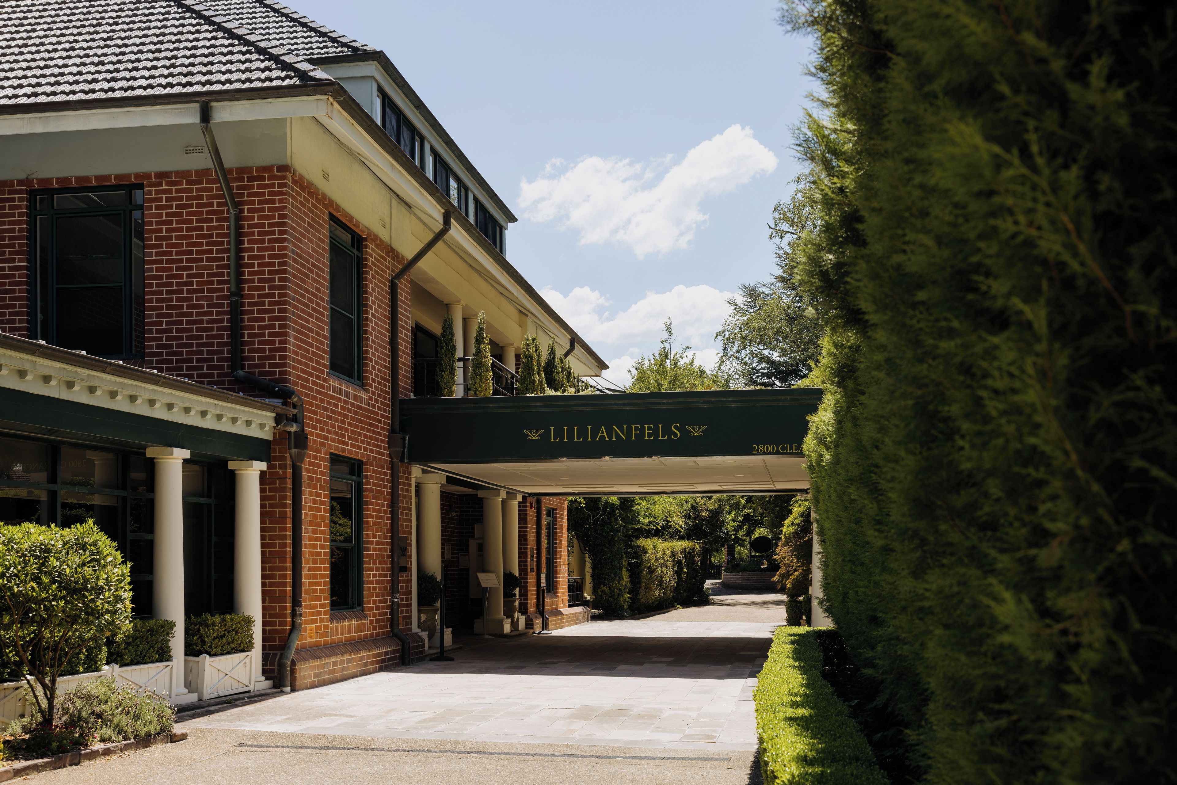 A building entrance with a sign reading 'LILIANFELS' and a covered walkway.
