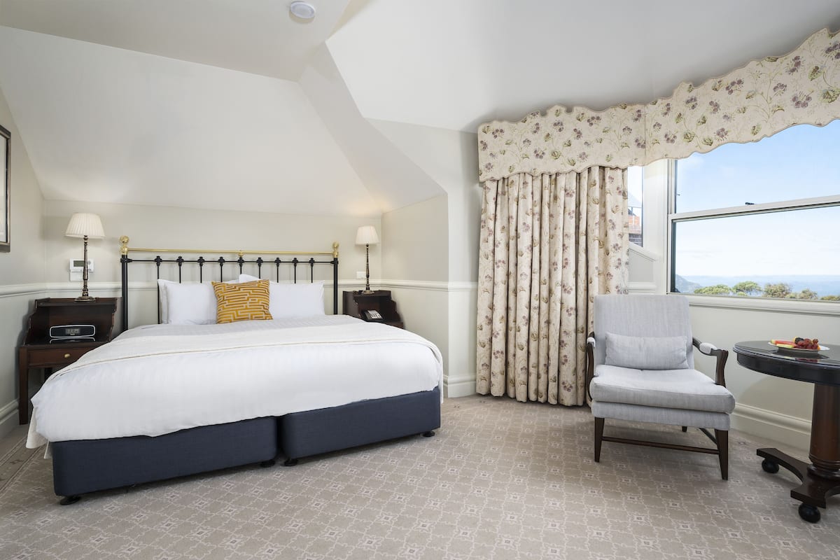 Executive Room, 1 King Bed | Premium bedding, in-room safe, desk, blackout curtains