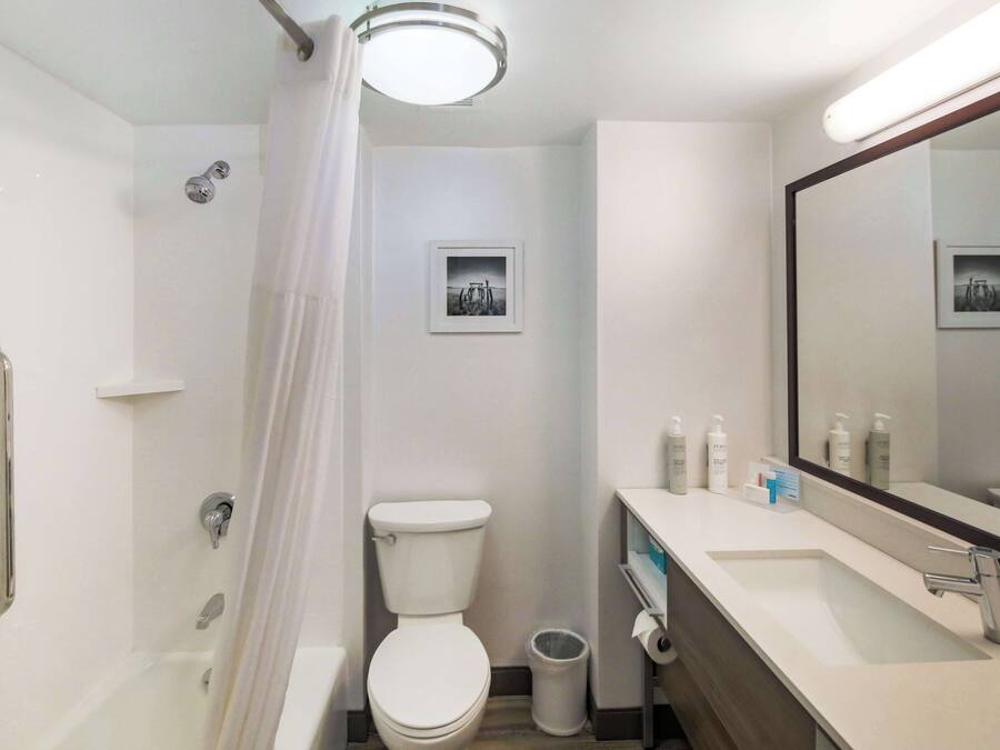 Une salle de bain moderne équipée d’une douche, de toilettes et d’un lavabo.